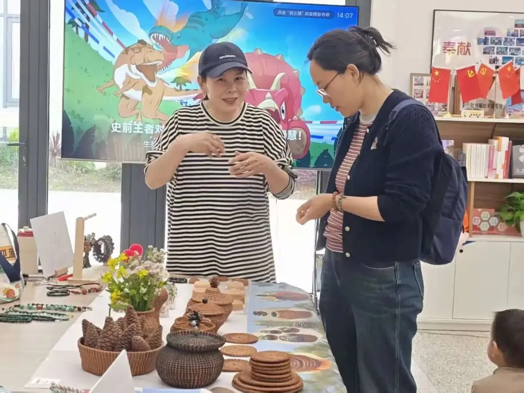 旧物传情,温暖续航 | 青年中心跳蚤市场