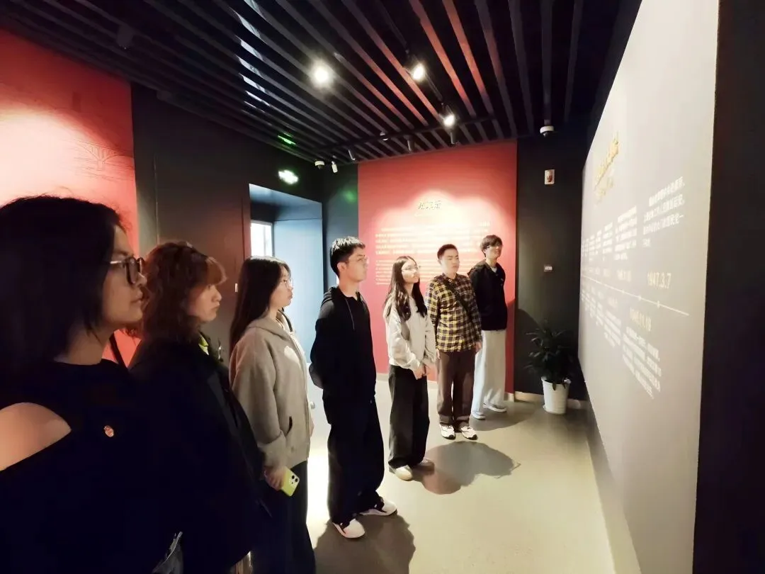 走进梅园新村 筑牢廉洁底线 ——营销2521班团支部开展“廉洁自律·青春担当”主题团日活动