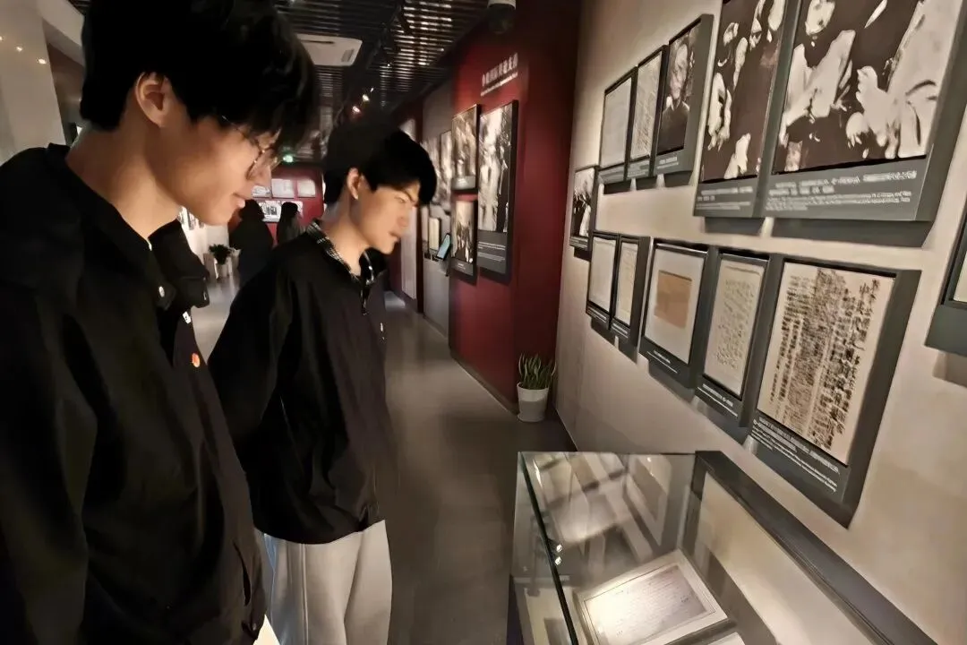 走进梅园新村 筑牢廉洁底线 ——营销2521班团支部开展“廉洁自律·青春担当”主题团日活动