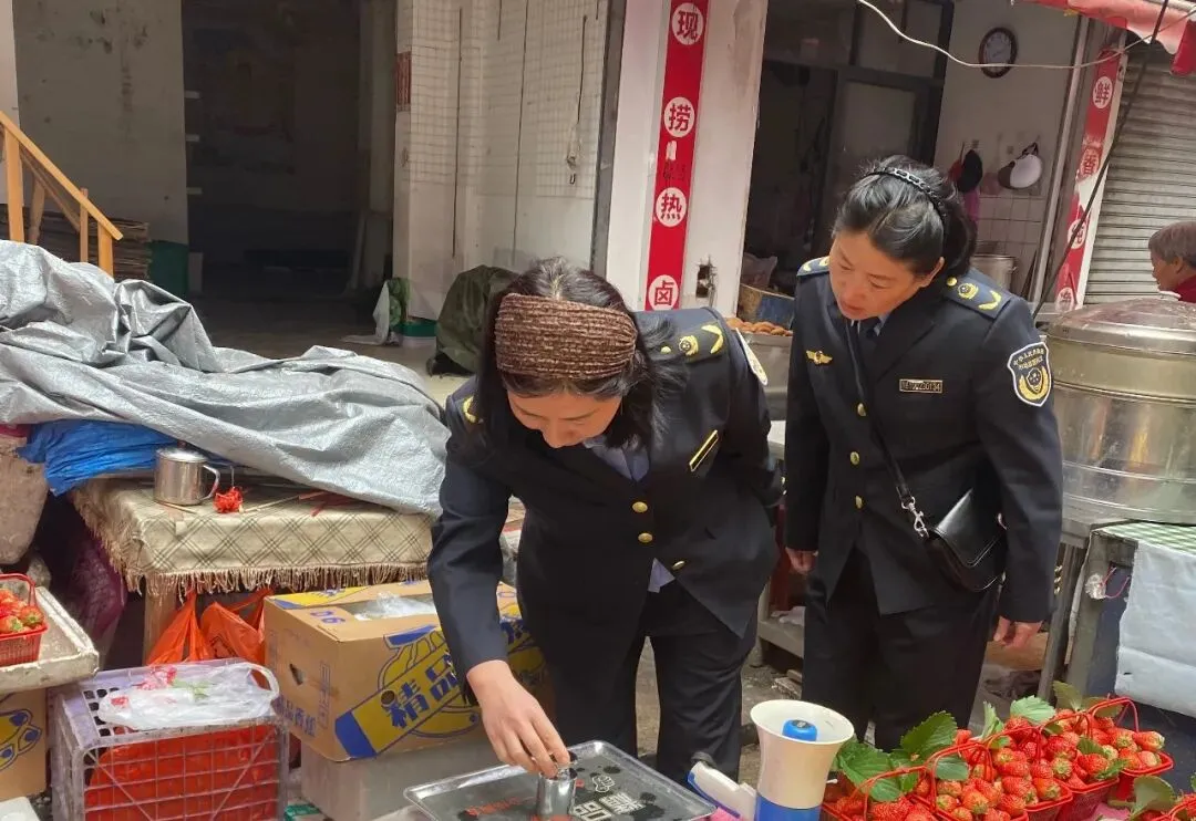 精准护民生!冷水江严查集贸市场计量,守护群众 “菜篮子”