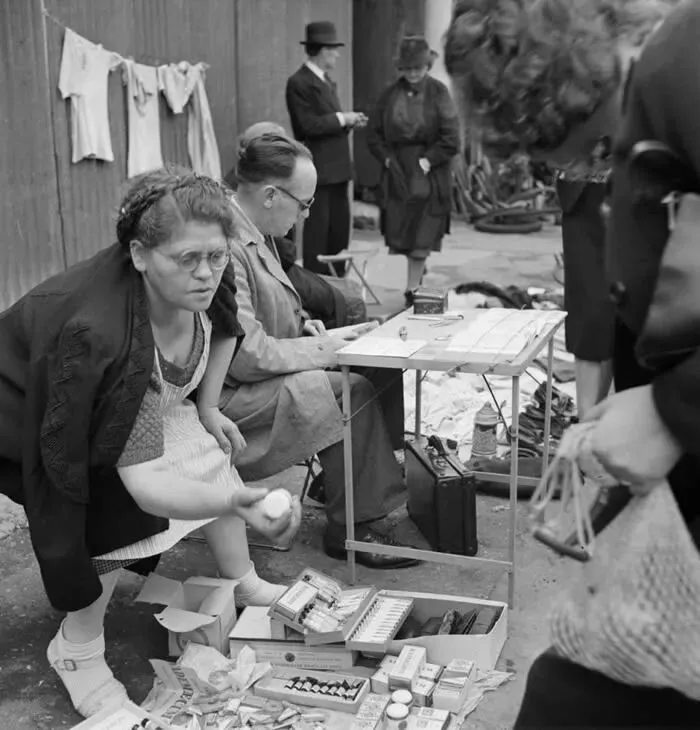 1941年法国巴黎的跳蚤市场