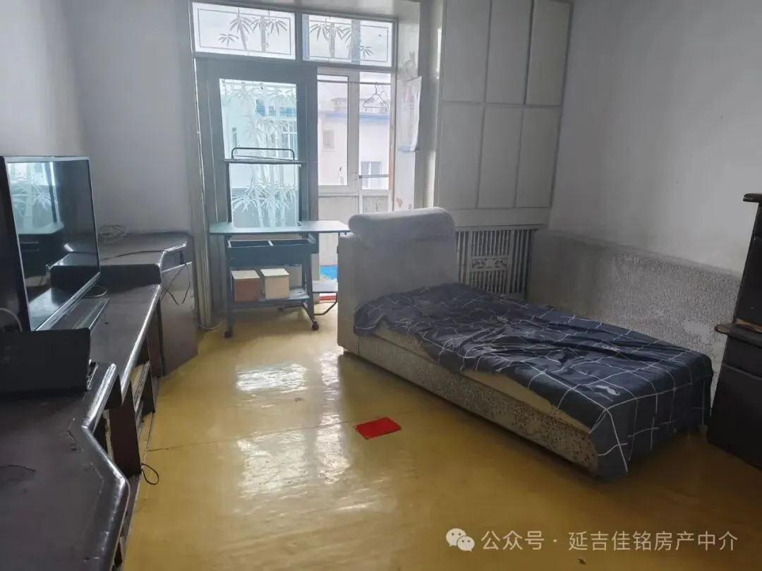 旧货市场附近,向阳社区对面,6楼顶,72.46平,南北通透,两室一厅,废装,售价6万,包过户,把东,有钥匙