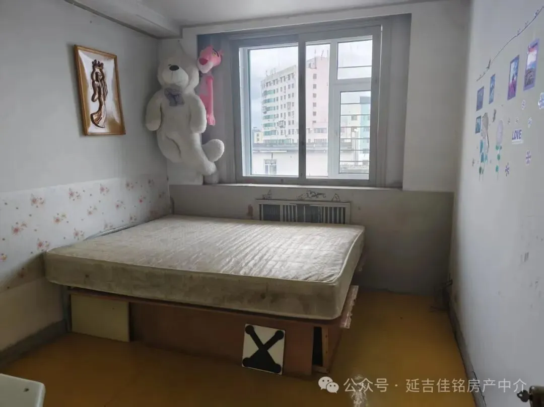 旧货市场附近,向阳社区对面,6楼顶,72.46平,南北通透,两室一厅,废装,售价6万,包过户,把东,有钥匙