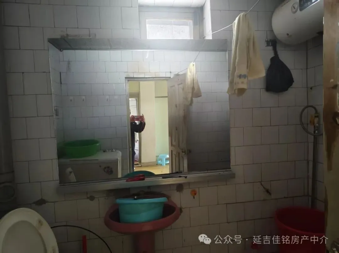 旧货市场附近,向阳社区对面,6楼顶,72.46平,南北通透,两室一厅,废装,售价6万,包过户,把东,有钥匙