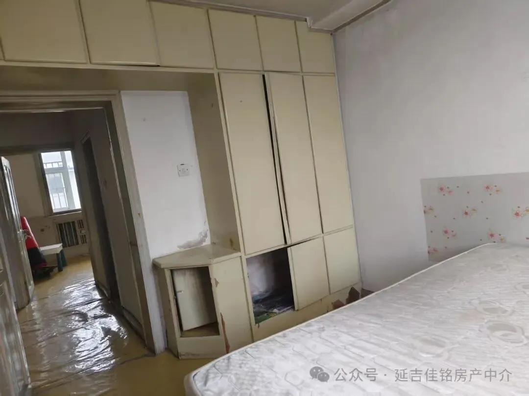 旧货市场附近,向阳社区对面,6楼顶,72.46平,南北通透,两室一厅,废装,售价6万,包过户,把东,有钥匙