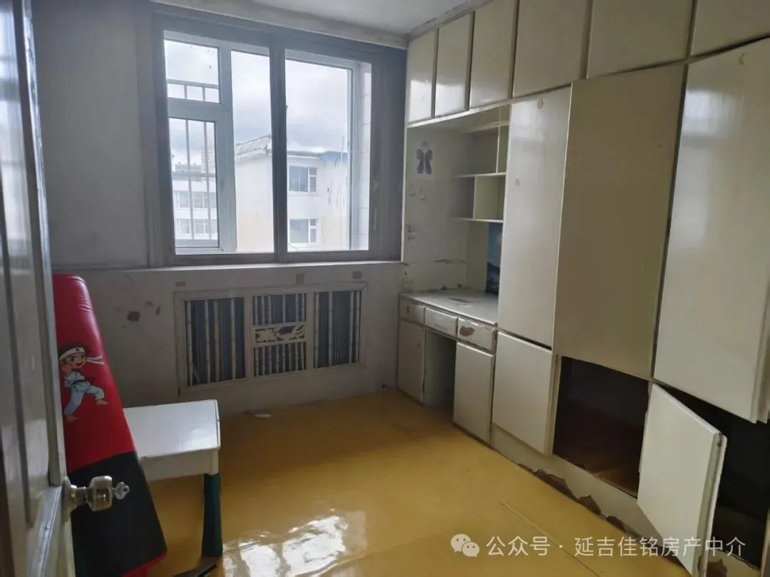 旧货市场附近,向阳社区对面,6楼顶,72.46平,南北通透,两室一厅,废装,售价6万,包过户,把东,有钥匙