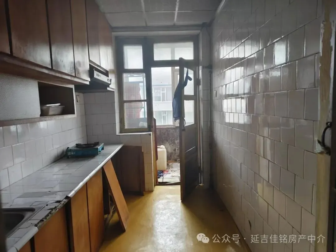 旧货市场附近,向阳社区对面,6楼顶,72.46平,南北通透,两室一厅,废装,售价6万,包过户,把东,有钥匙