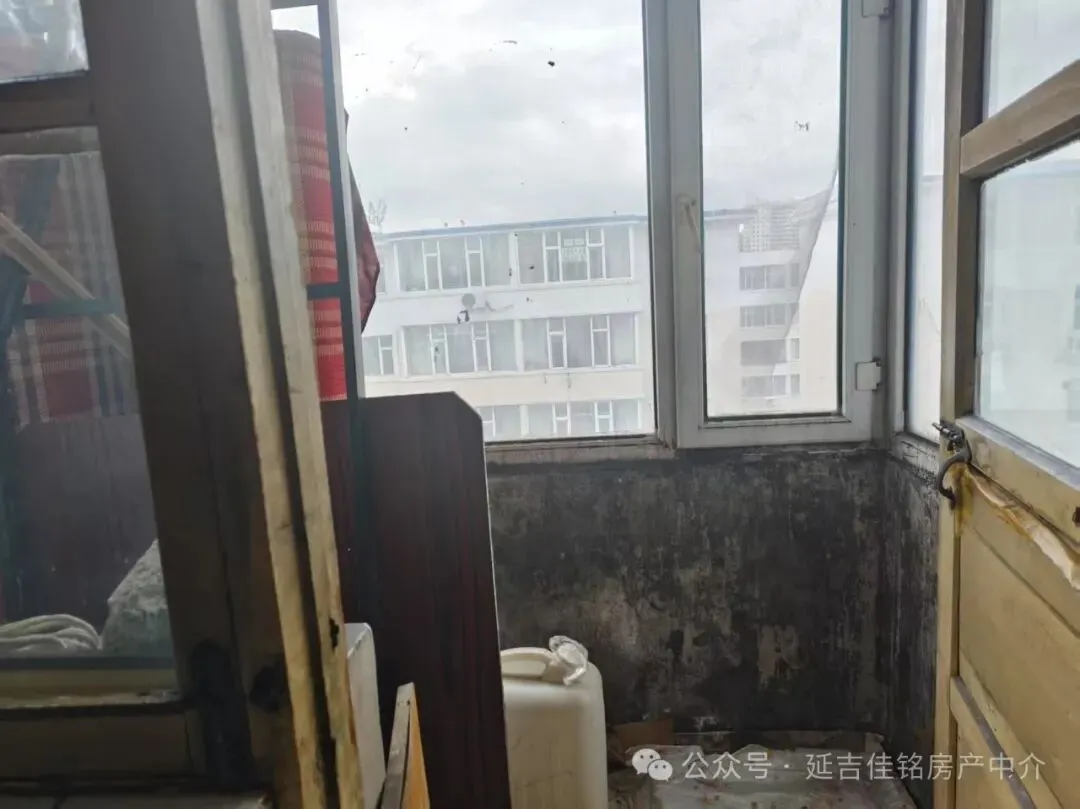 旧货市场附近,向阳社区对面,6楼顶,72.46平,南北通透,两室一厅,废装,售价6万,包过户,把东,有钥匙