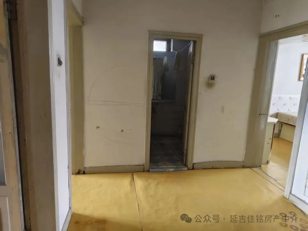 旧货市场附近,向阳社区对面,6楼顶,72.46平,南北通透,两室一厅,废装,售价6万,包过户,把东,有钥匙