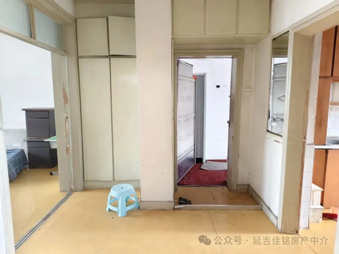 旧货市场附近,向阳社区对面,6楼顶,72.46平,南北通透,两室一厅,废装,售价6万,包过户,把东,有钥匙