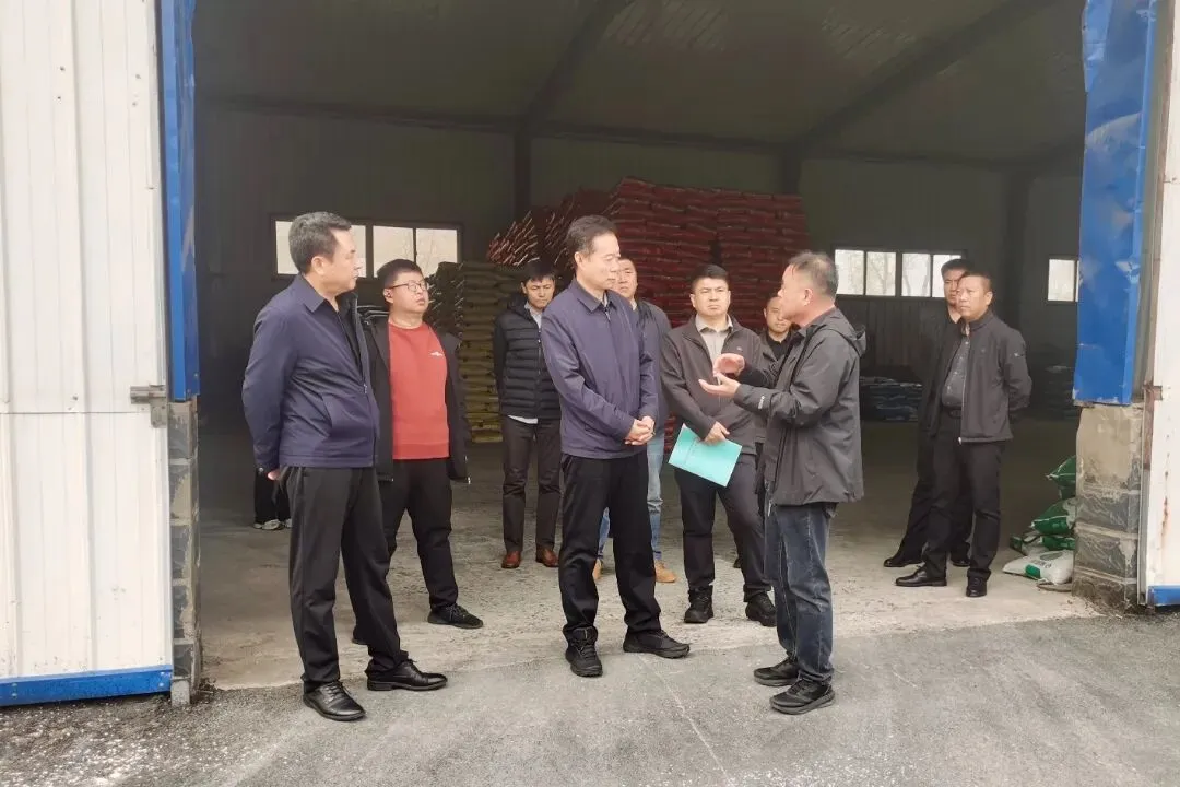 朝阳县政协视察农资市场管理情况