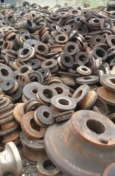 盘面震荡下行,市场氛围略显紧张,废料高位锁单!