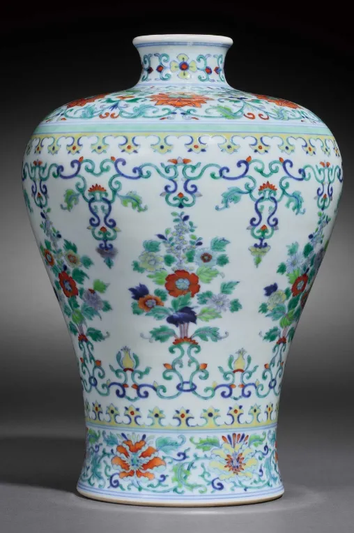 存世仅 3 件!市场仅此一件,雍正斗彩梅瓶拍出 2093 万!