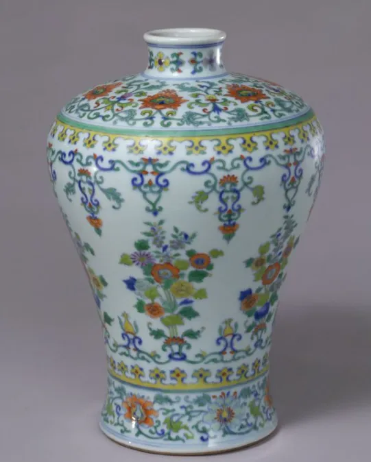 存世仅 3 件!市场仅此一件,雍正斗彩梅瓶拍出 2093 万!