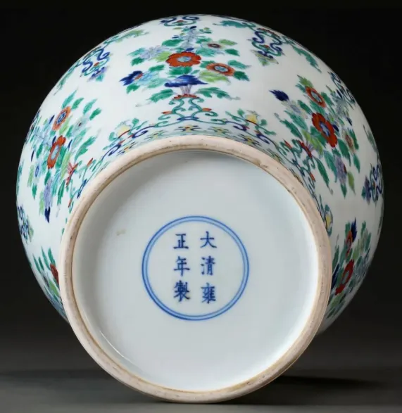 存世仅 3 件!市场仅此一件,雍正斗彩梅瓶拍出 2093 万!