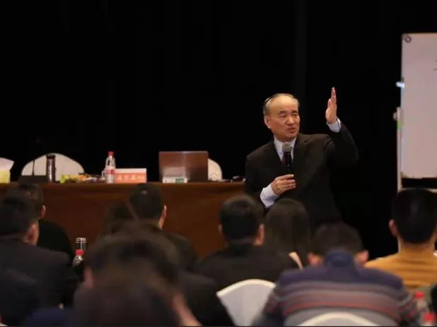 潘亦藩:从国企营销副总到上市公司总裁,这位战略大师的1700场课程为何让茅台、华能等千家企业争相邀请?
