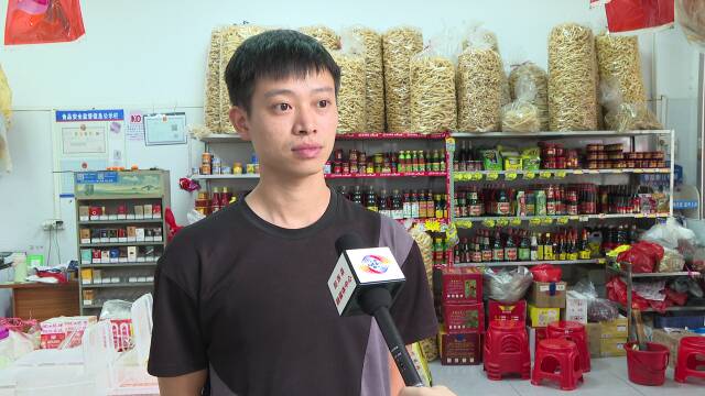 县红十字会在县城两大农贸市场投放AED