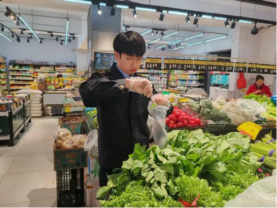 【工作动态】富裕县市场监督管理局开展食品“你点我检”活动 守护群众舌尖上的安全