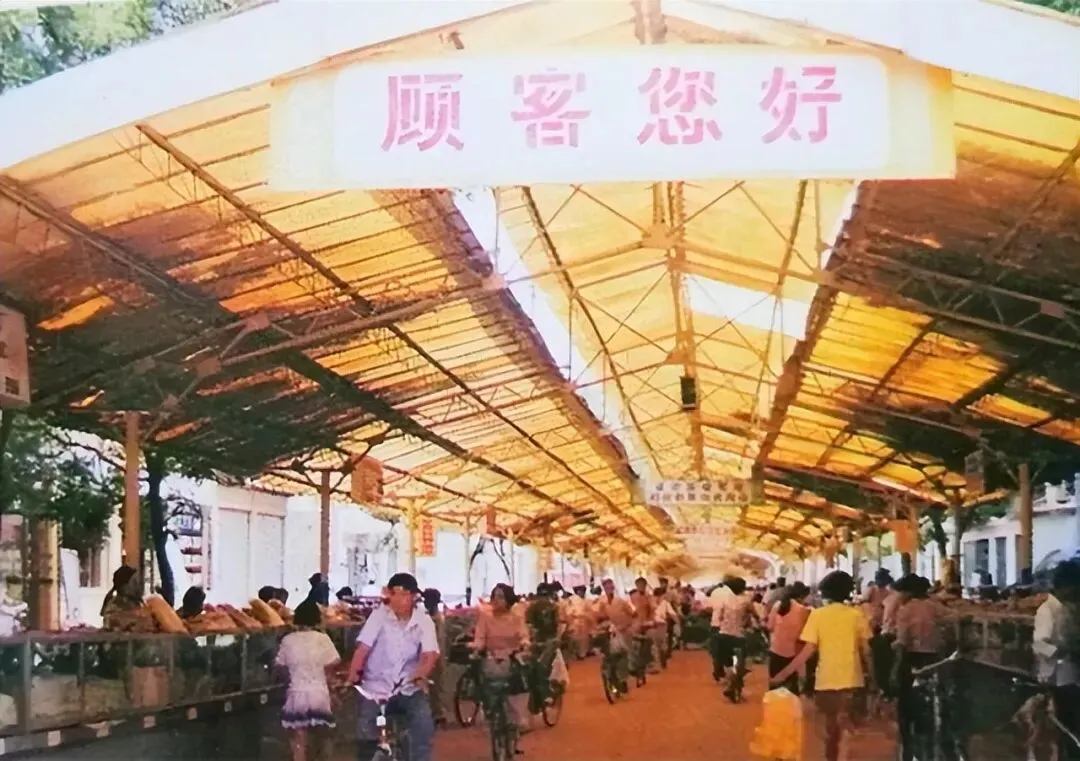 泰安老照片:昔日泰安岱北市场,每天都人来人往,热闹非凡