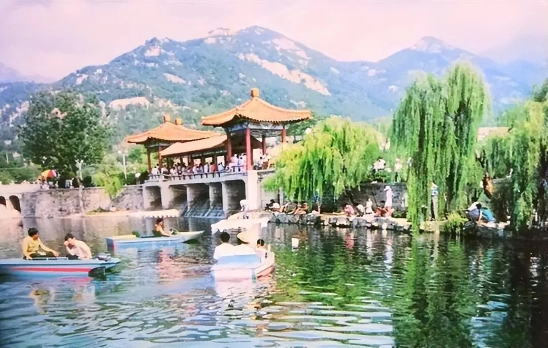 泰安老照片:昔日泰安岱北市场,每天都人来人往,热闹非凡