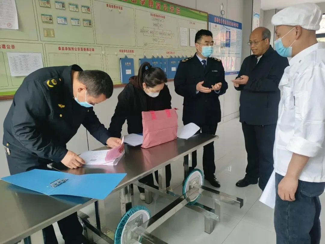 康县市场监管局联合教育局深入大堡镇初级中学督导检查校园食品安全工作