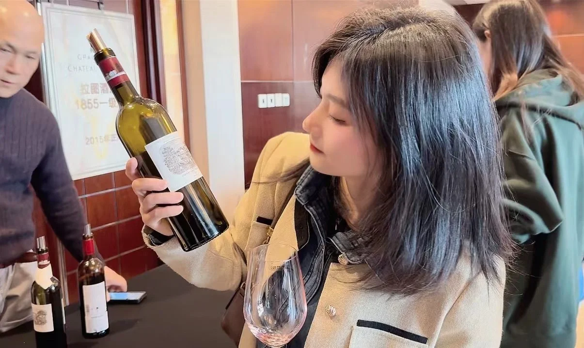 建议女生都来卖红酒