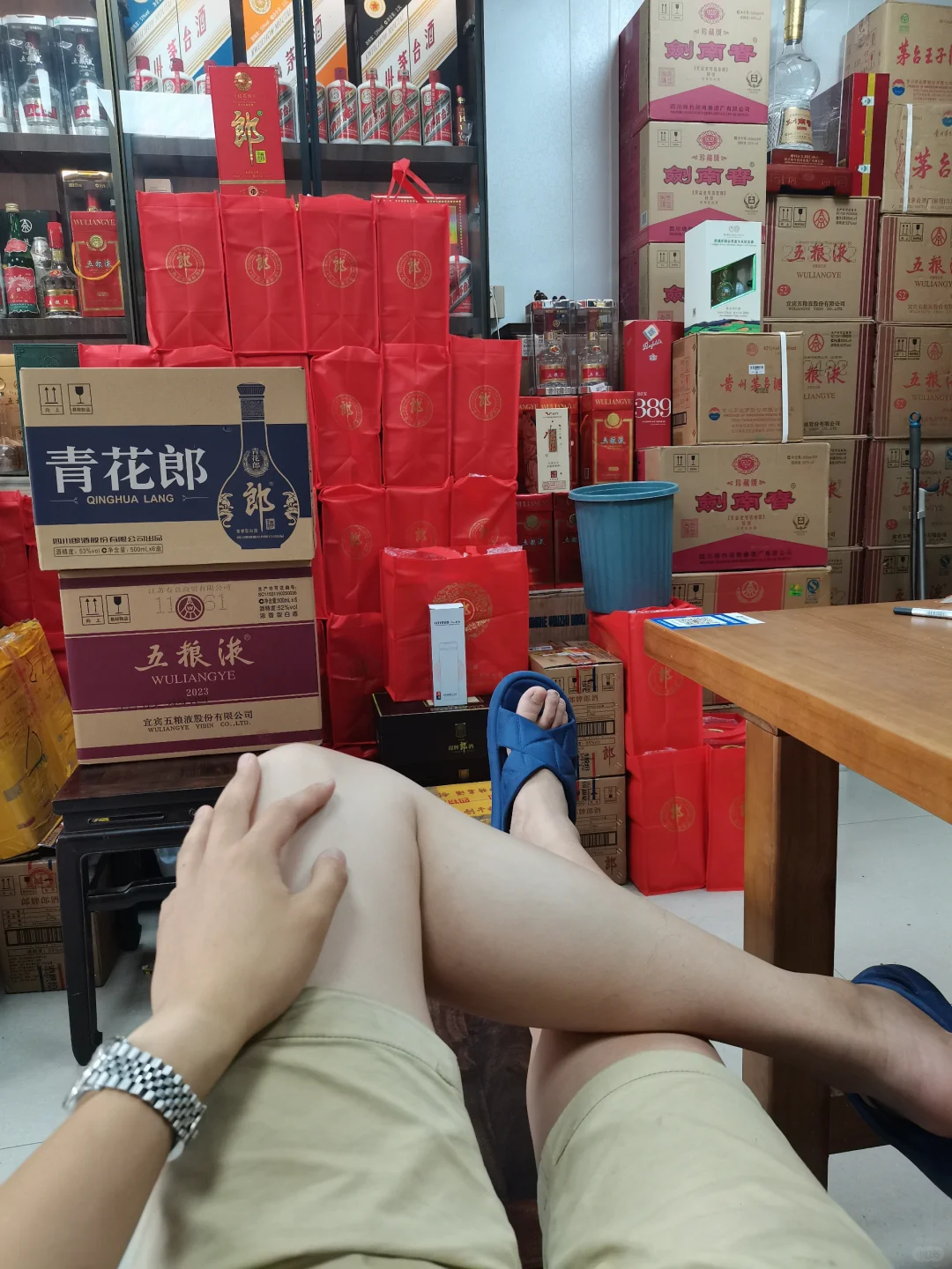 90后烟酒店，守店日常，继续躺