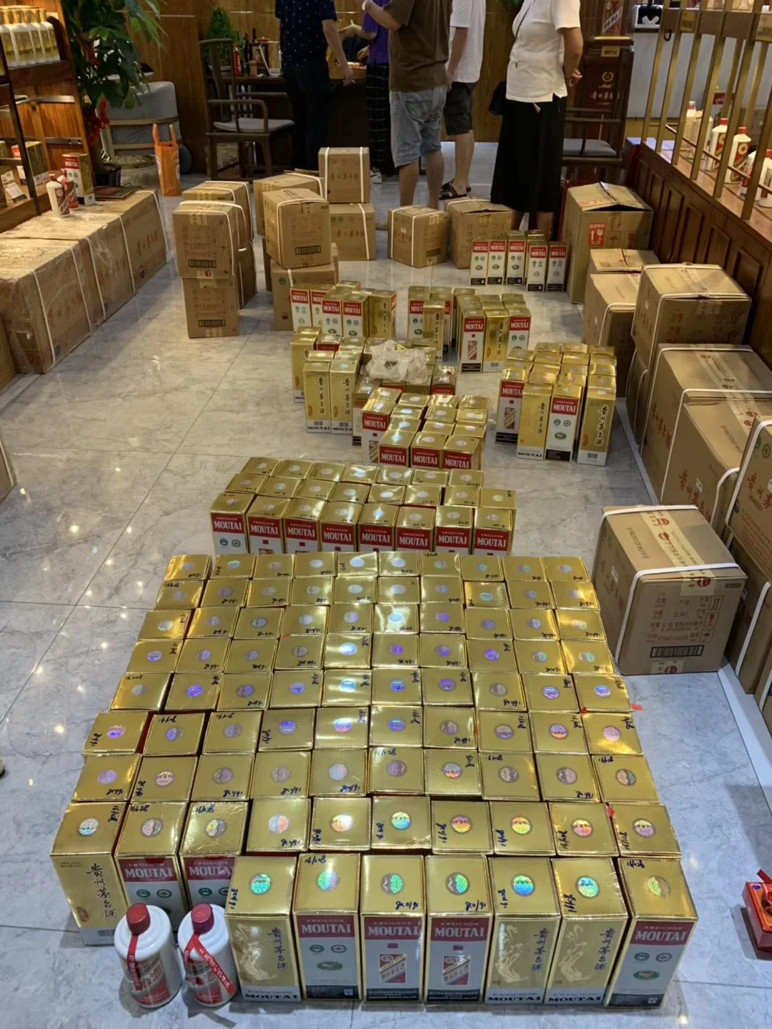 今天浅浅整理下家里的茅台墙?