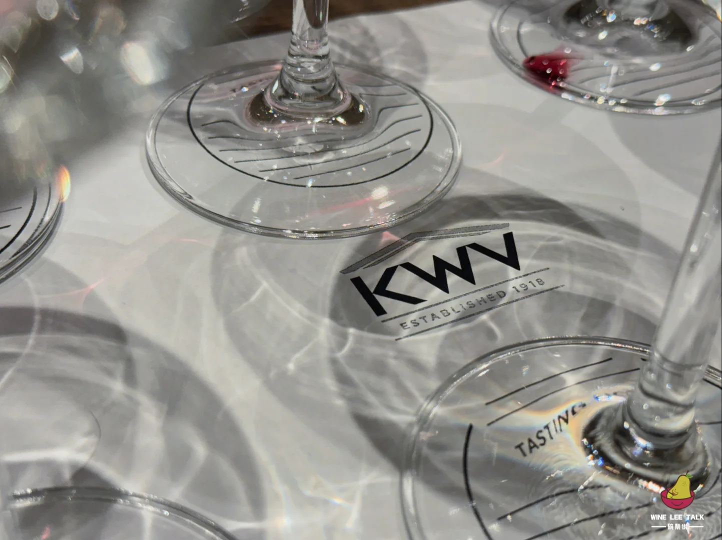 在南非葡萄酒的丰碑KWV，跟当红酒类博主开会