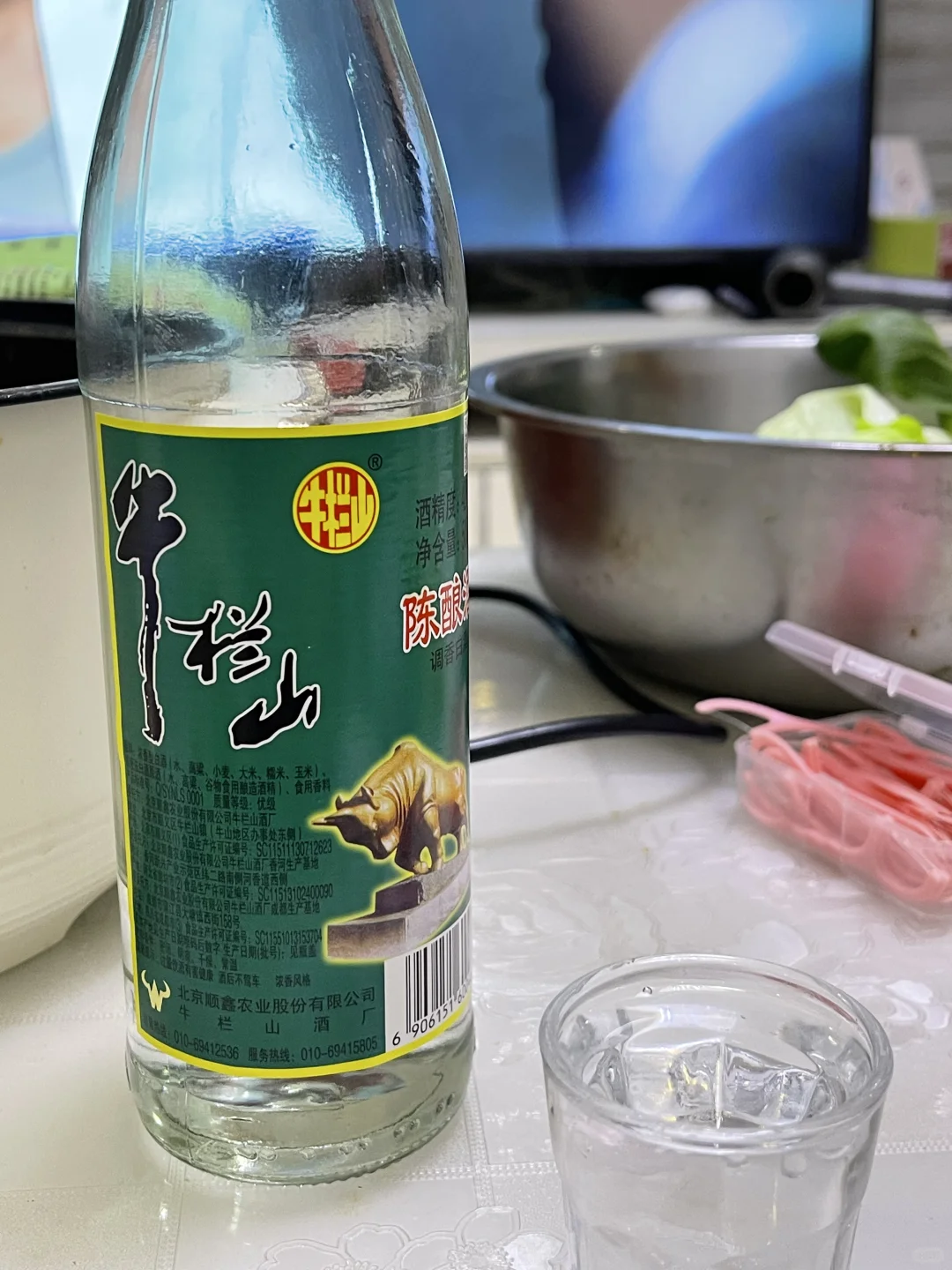 女孩自己喝一斤.戒酒好难哦