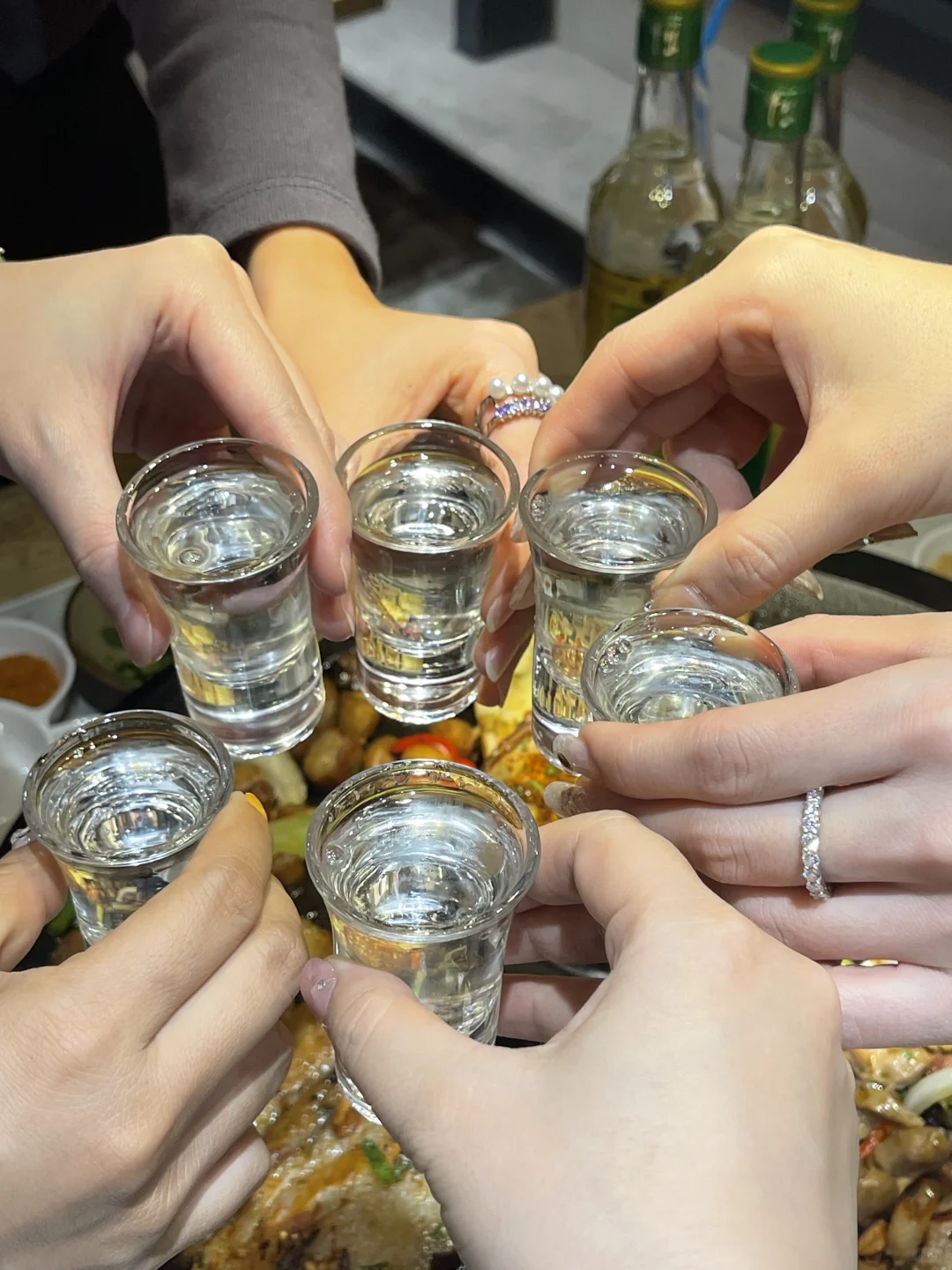 端起杯来就是喝｜青春献给小酒桌‼️
