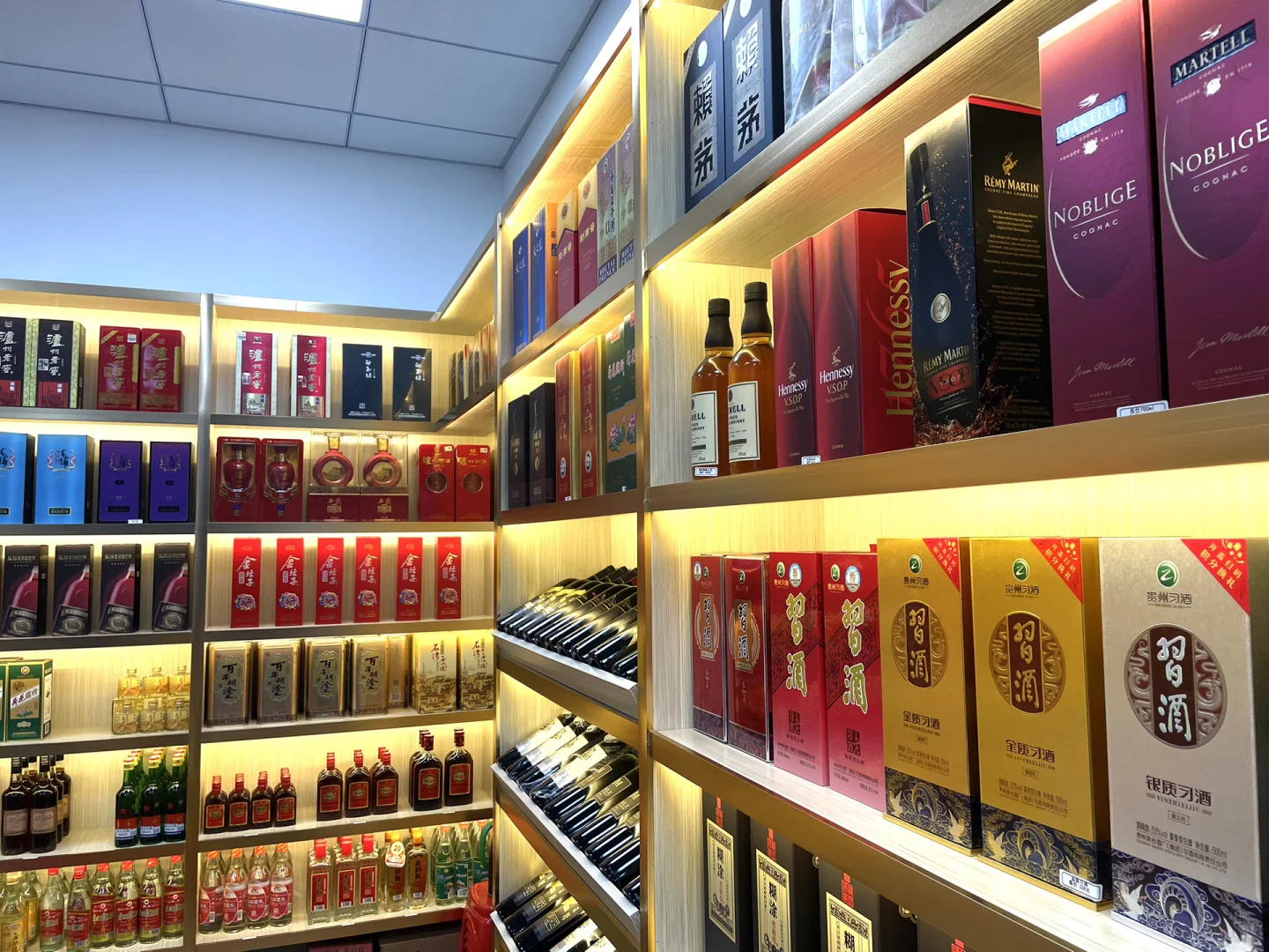 裸辞开了一间烟酒行～