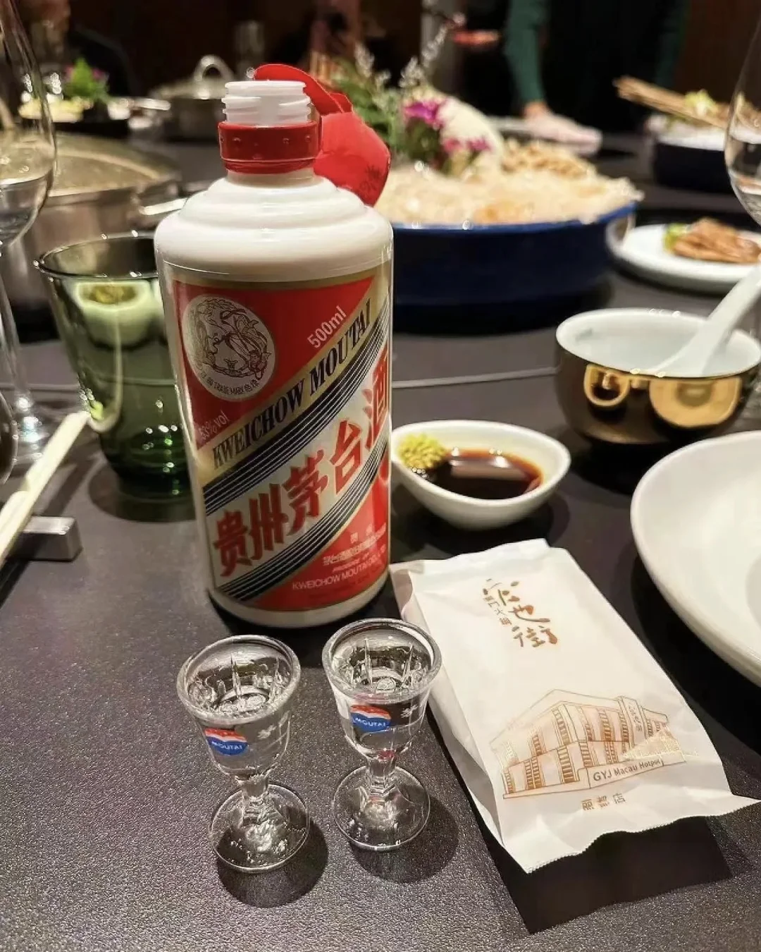 一杯茅台，敬岁月，敬人生。
