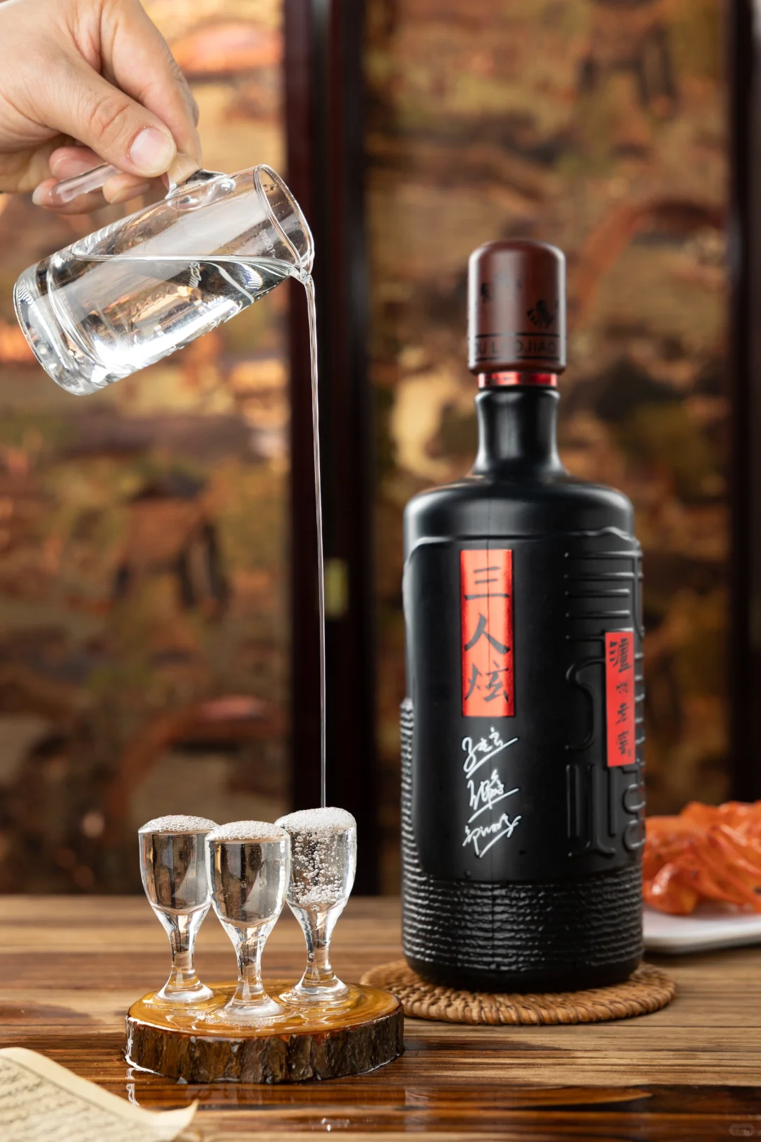 白酒摄影｜泸州老窖三人炫出图