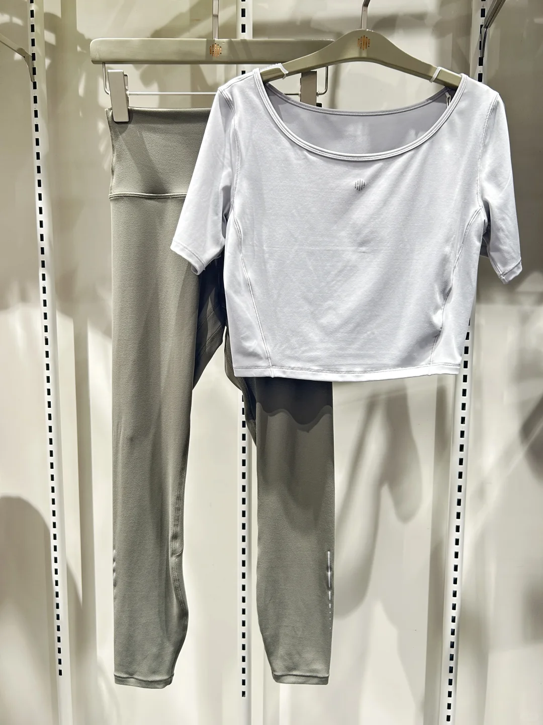 新款宽松运动T恤女夏季透气瑜伽服上衣跑速