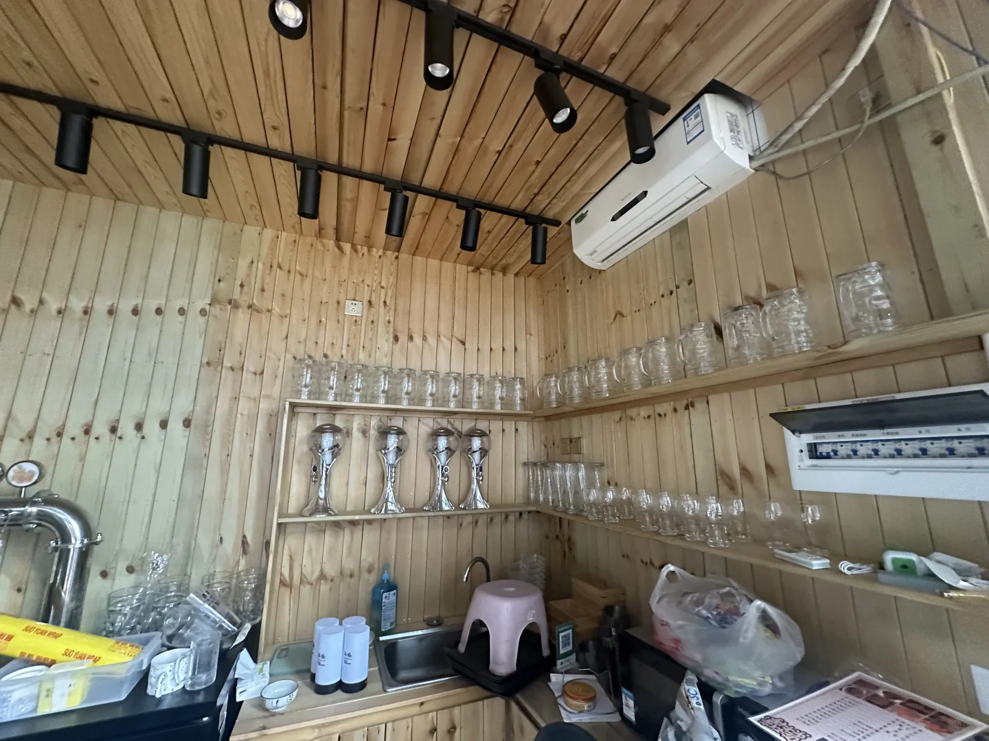 小酒馆店长招聘启事