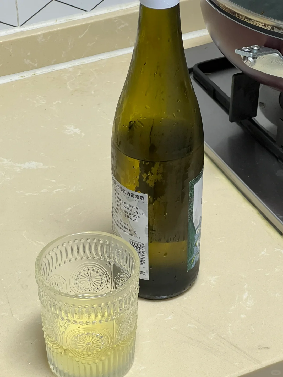 酒瘾犯了 一打开就喝了1/4