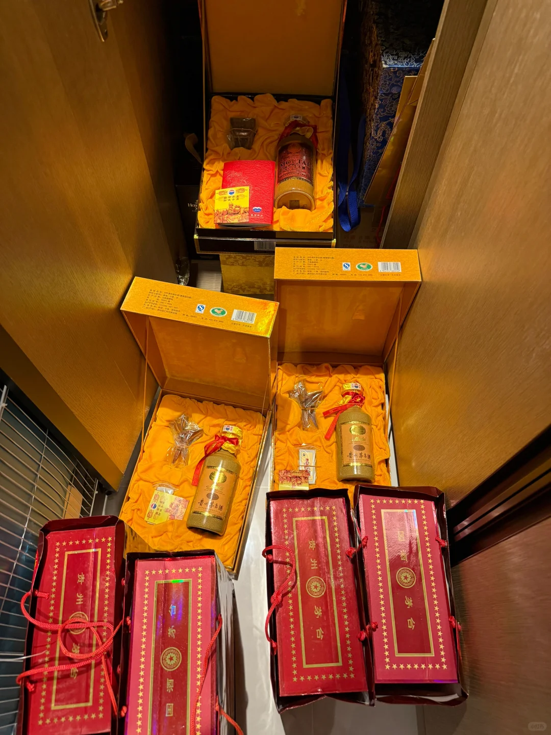 继续清理仓库，又翻出来几瓶酒。
