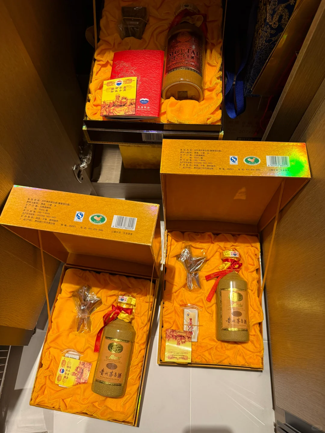 继续清理仓库，又翻出来几瓶酒。