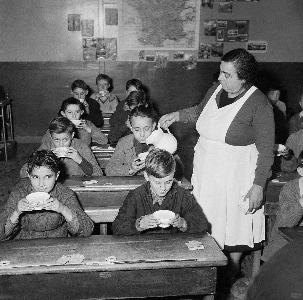 1950年法国，小学生在校食堂把葡萄酒当水喝