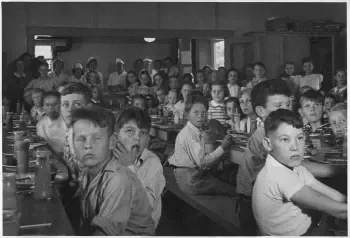 1950年法国，小学生在校食堂把葡萄酒当水喝