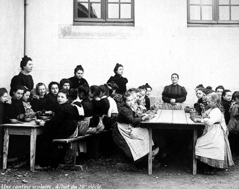 1950年法国，小学生在校食堂把葡萄酒当水喝