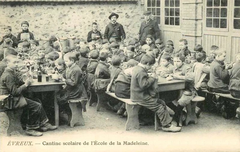 1950年法国，小学生在校食堂把葡萄酒当水喝