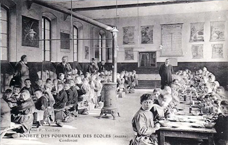 1950年法国，小学生在校食堂把葡萄酒当水喝