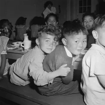 1950年法国，小学生在校食堂把葡萄酒当水喝