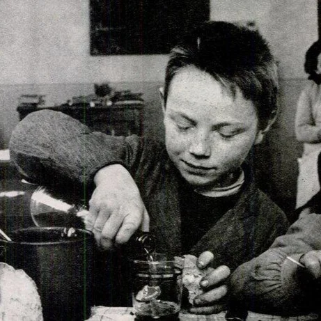1950年法国，小学生在校食堂把葡萄酒当水喝