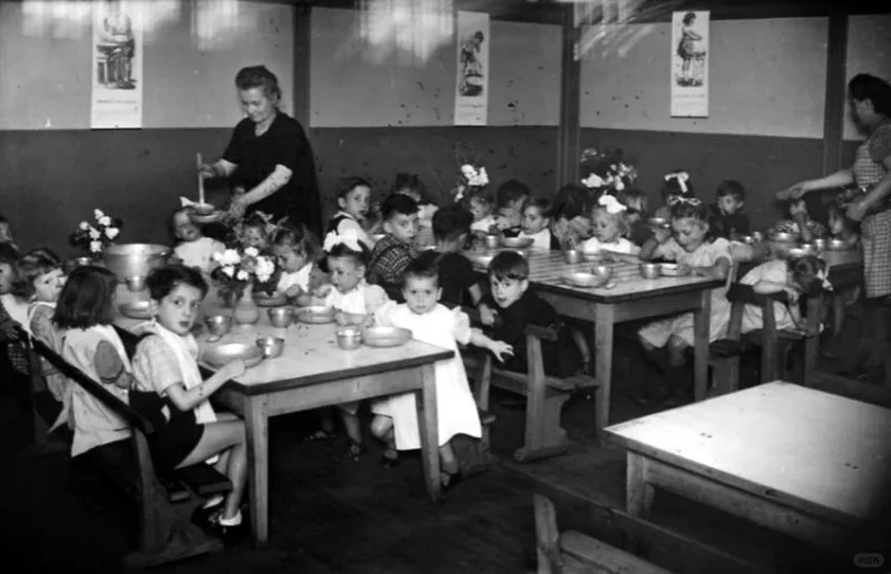 1950年法国，小学生在校食堂把葡萄酒当水喝