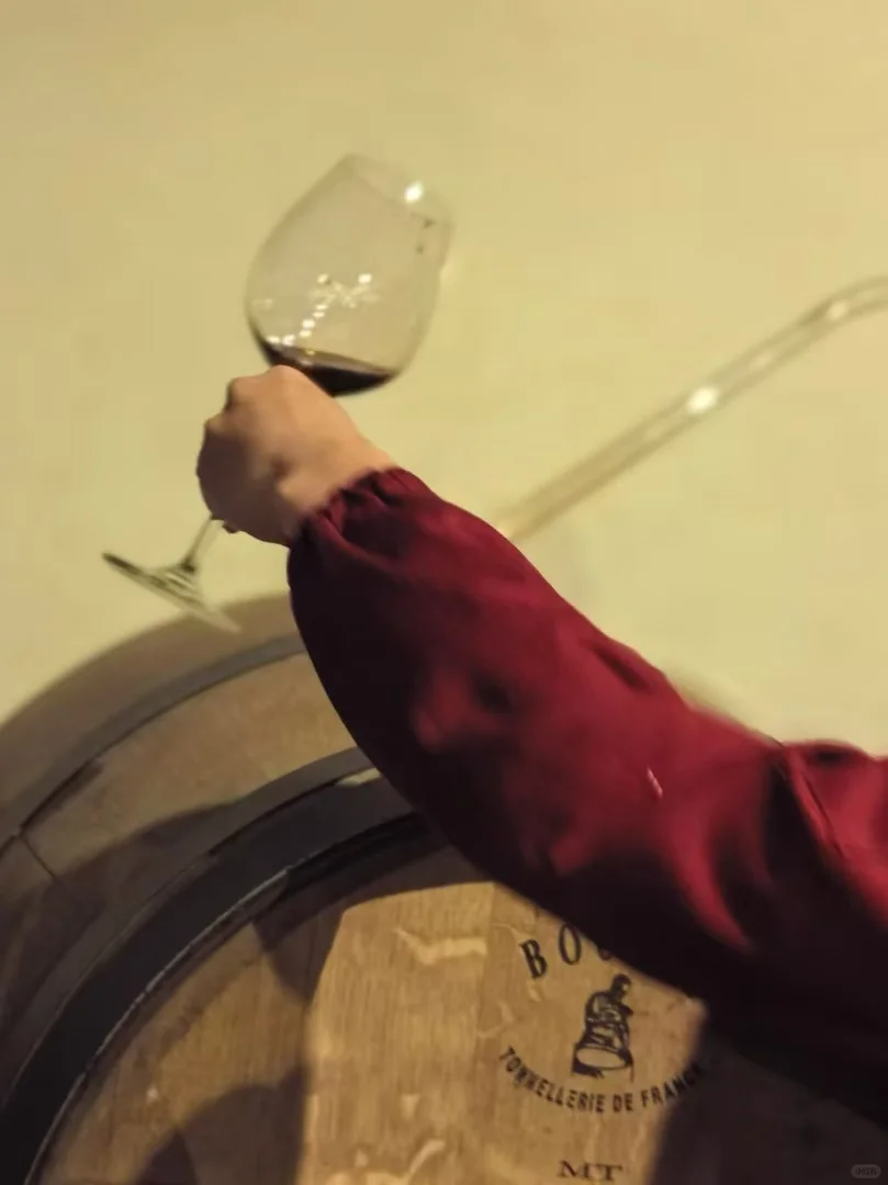 当杯中的葡萄酒闪闪发光时，答案早已不重要