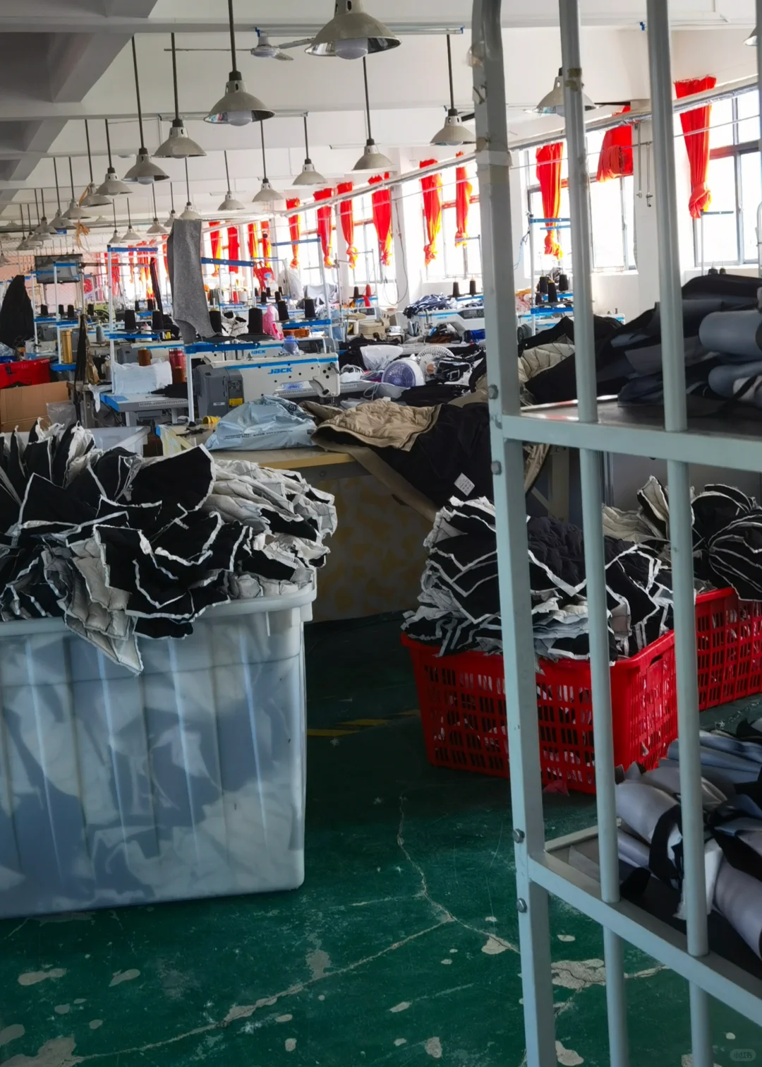 这里是专注企业定制服务的服装智造专家?