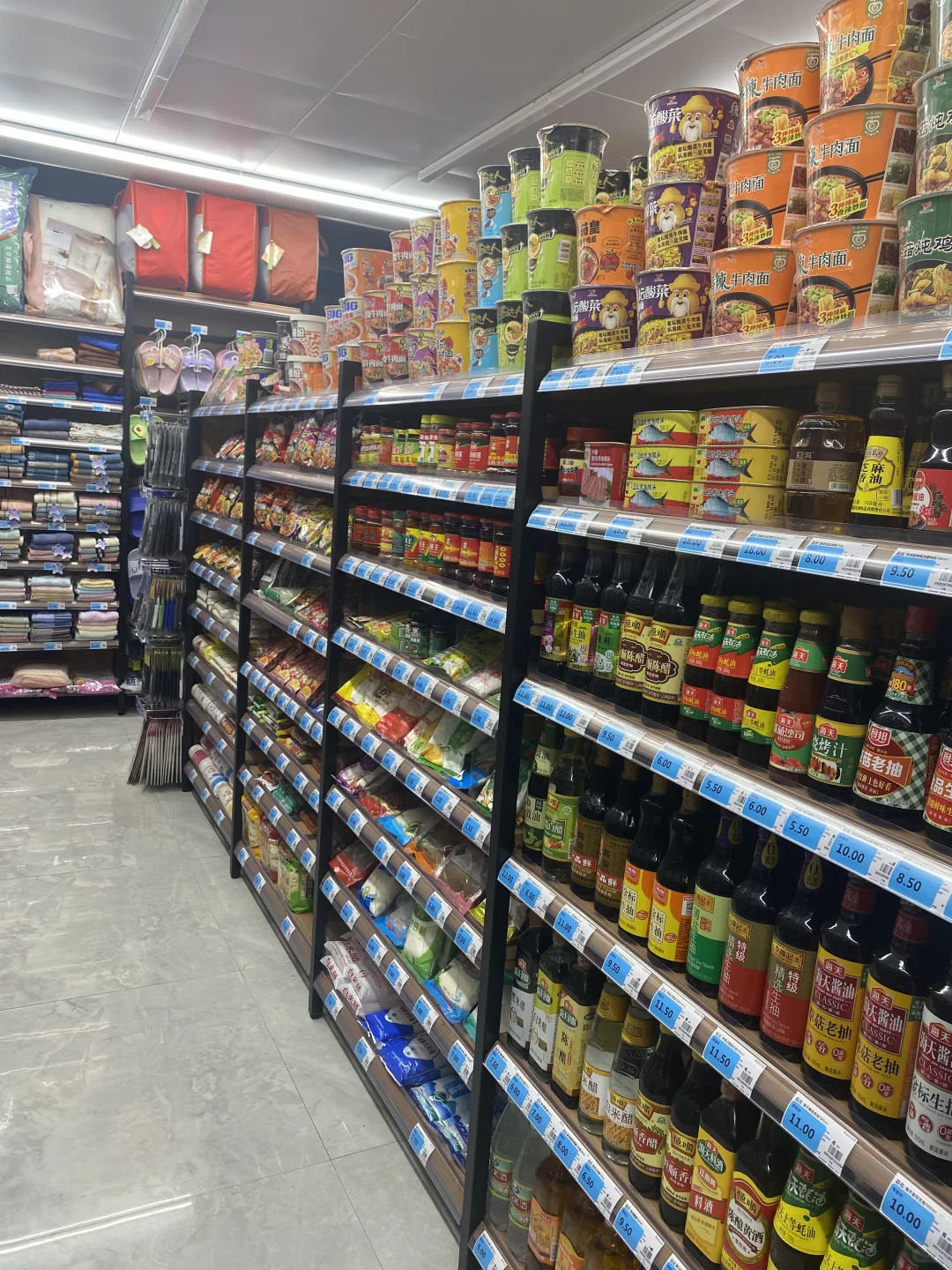 00后护士转行做烟酒便利店